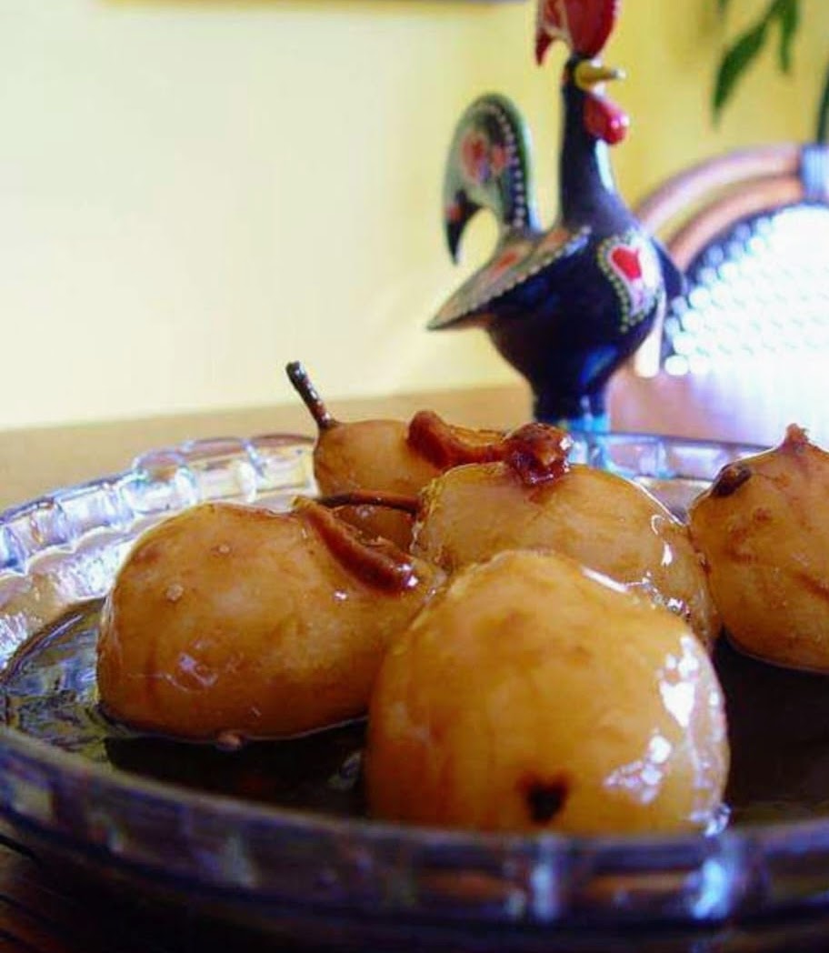 Sobremesa do restaurante O Arado — pêras caramelizadas com Galo de Barcelos